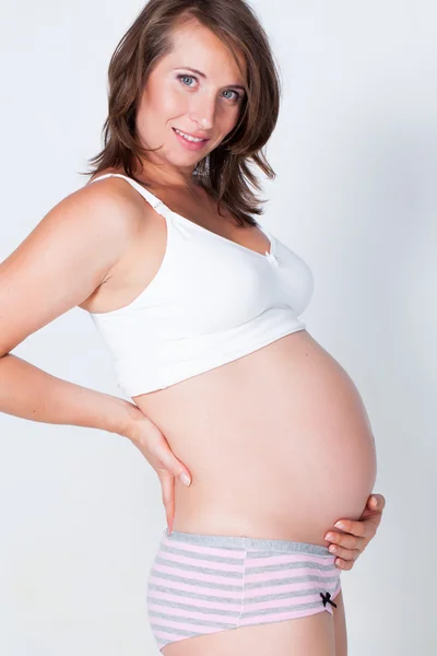 Zwangere vrouw in studio — Stockfoto