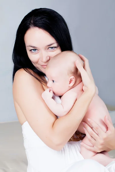 Moeder met pasgeboren zon — Stockfoto