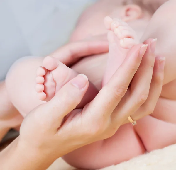 Infant legs — Stock Photo, Image