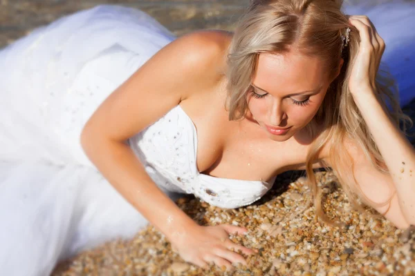 在海滩上的新娘 — 图库照片