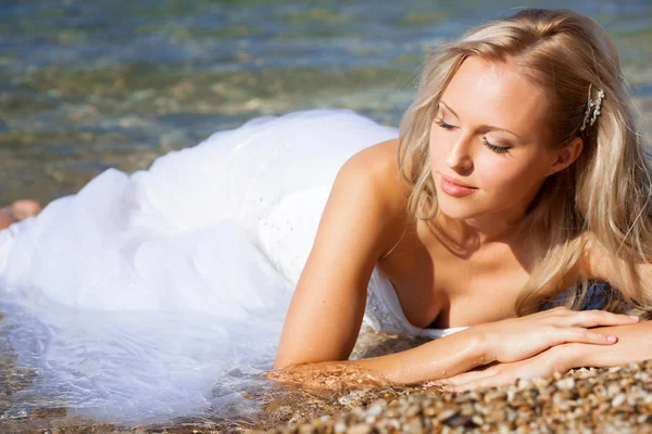 Novia en la playa —  Fotos de Stock