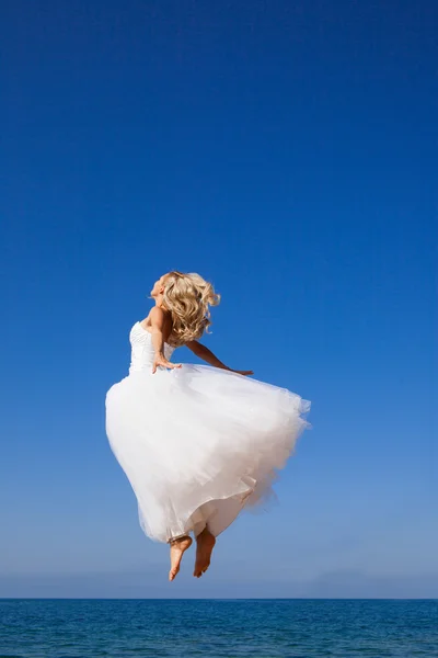 Jumping bride — Stock Photo, Image