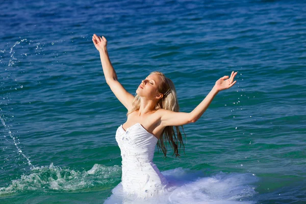 Bride in the water — Stock Photo, Image