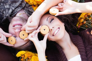 bahçede iki sevgili