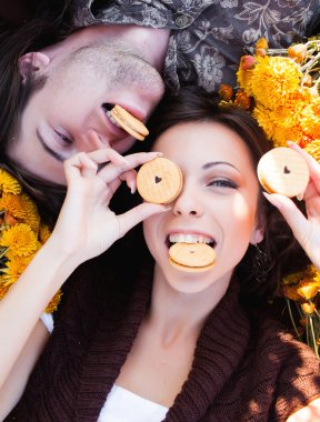 bahçede iki sevgili