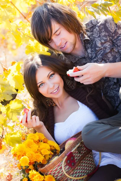 Dos amantes en el jardín — Foto de Stock