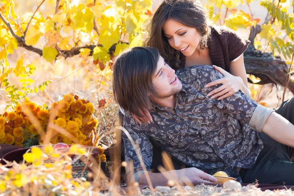 Two lovers in the garden — Stock Photo, Image