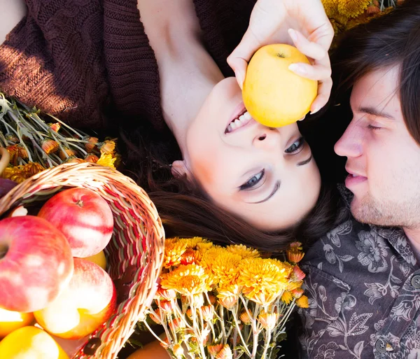 Two lovers in the garden — Stock Photo, Image