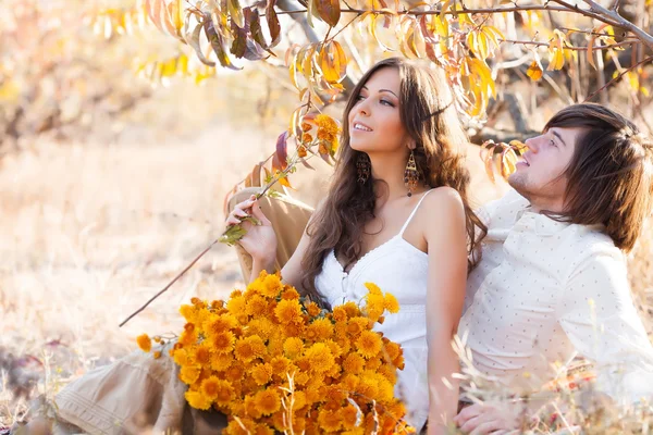 Two lovers in the garden — Stock Photo, Image