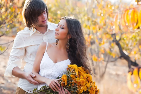 Dos amantes en el jardín — Foto de Stock