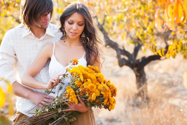 Two lovers in the garden — Stock Photo, Image