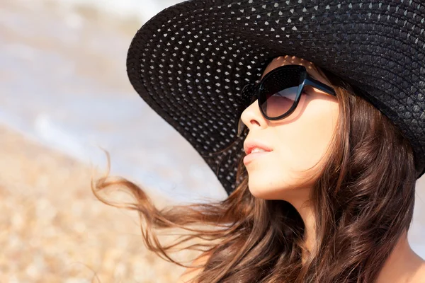 Meisje op het strand — Stockfoto