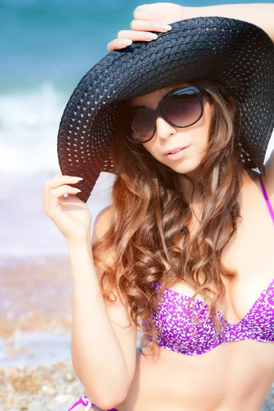 Ragazza in bikini sulla spiaggia — Foto Stock