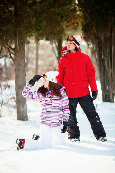 Menina e menino com snowboard — Fotografia de Stock