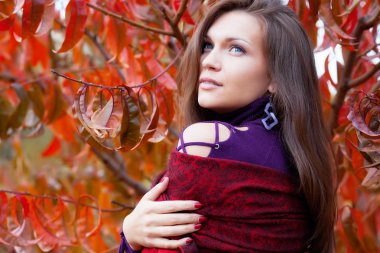 autunm bahçe içinde güzel bir kadın