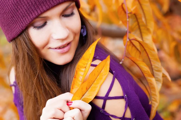 Mooie vrouw in autunm tuin — Stockfoto