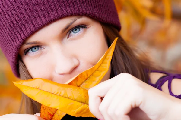 Beautiful woman in autunm garden — Stock Photo, Image