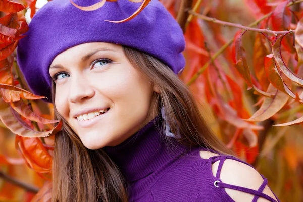 Belle femme dans le jardin autunm — Photo