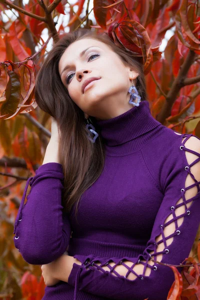 Hermosa mujer en el jardín autunm —  Fotos de Stock