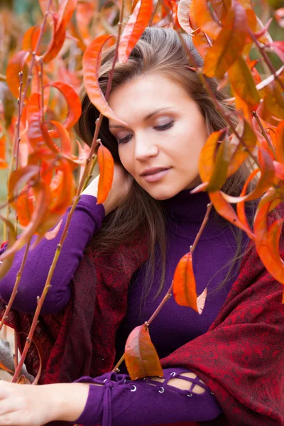 Mooie vrouw in autunm tuin — Stockfoto