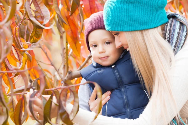 Mãe com filho no jardim — Fotografia de Stock