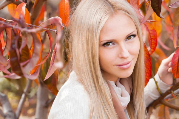 Beautiful woman in autunm garden — Stock Photo, Image