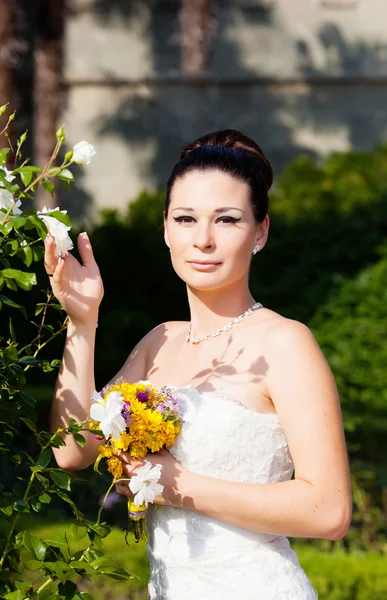 Braut im Freien — Stockfoto