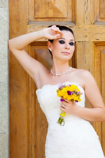Braut im Freien — Stockfoto
