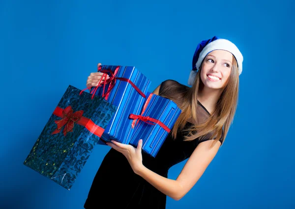 Jente med julegaver – stockfoto