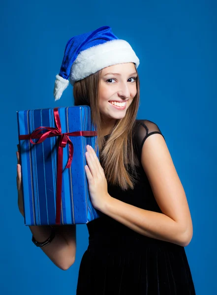 Mädchen mit Weihnachtsgeschenken — Stockfoto