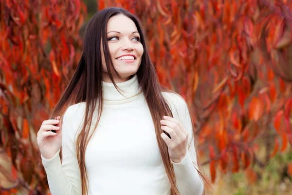 Flicka i persika trädgård — Stockfoto