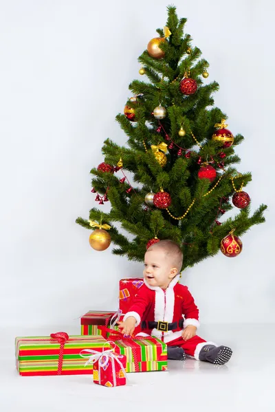 Pojke nära jul tall — Stockfoto