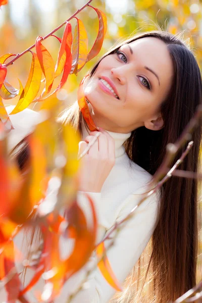 Menina no jardim de pêssego — Fotografia de Stock