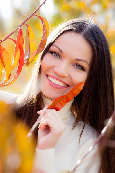 Meisje in perzik tuin — Stockfoto