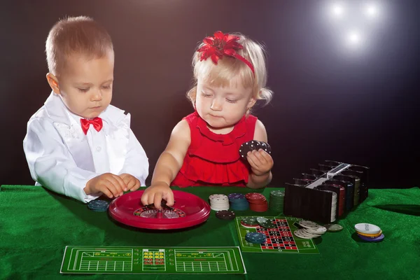 Niño y niña jugando póquer —  Fotos de Stock