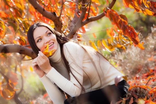 Meisje in perzik tuin — Stockfoto