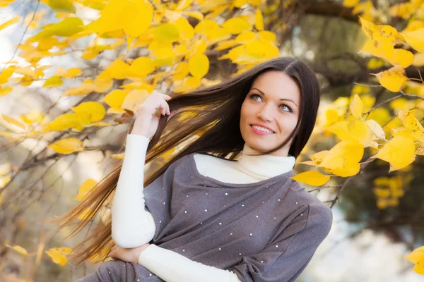 Flicka stående i höst trädgård — Stockfoto