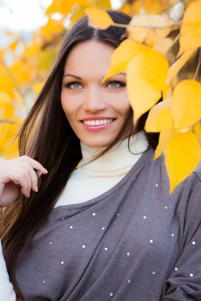 Girl portrait in autumn garden — Stockfoto