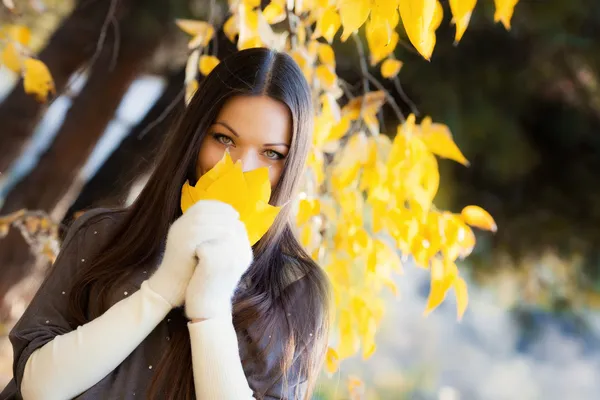 Retrato de menina no jardim de outono — Fotografia de Stock