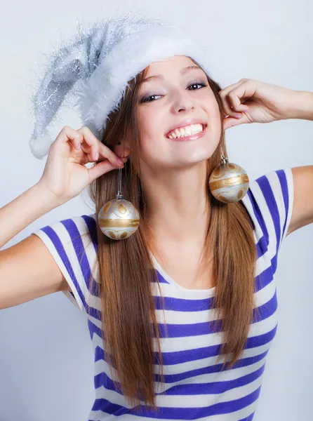 Chica con bola de Navidad — Foto de Stock