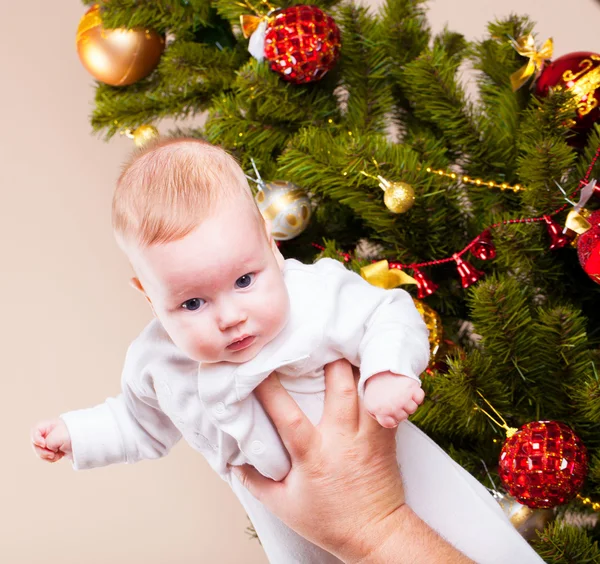 Baby in der Nähe von Weihnachtskiefer — Stockfoto