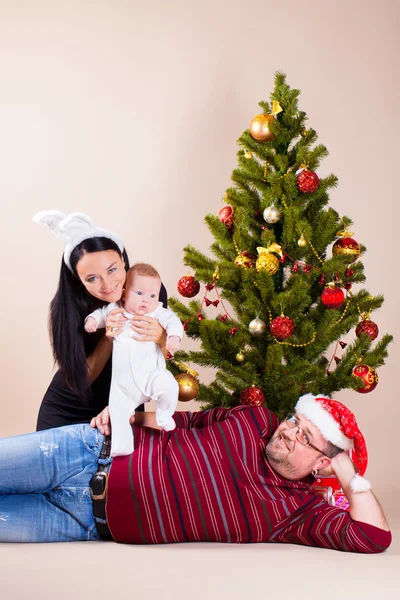 Aile yılbaşı çam yakınındaki — Stok fotoğraf