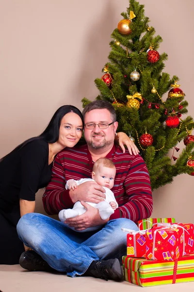 Familie in der Nähe von Weihnachten Kiefer — Stockfoto