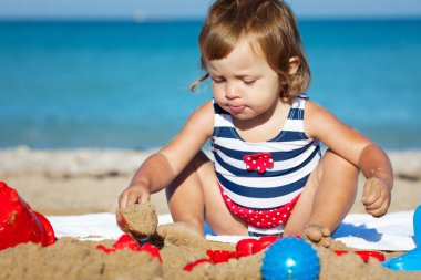 Kumsaldaki küçük kız