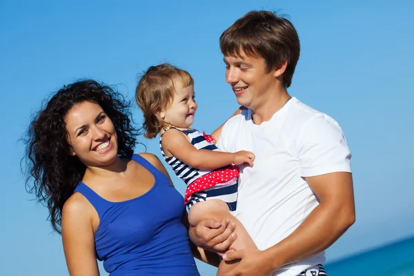 Familia en la playa — Foto de Stock