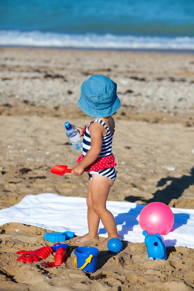 ビーチにいる少女は — ストック写真