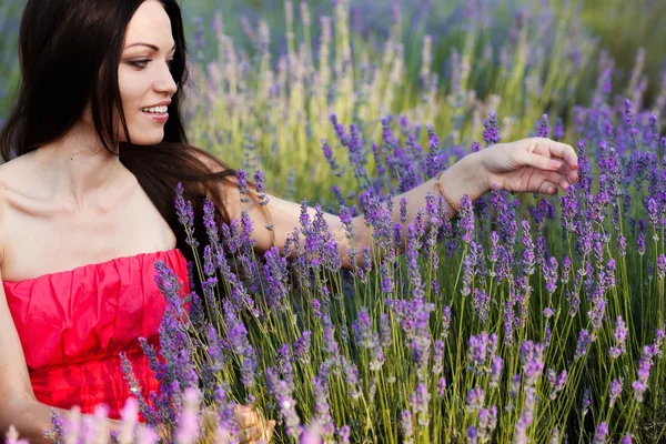 Meisje op Lavendel veld — Stockfoto