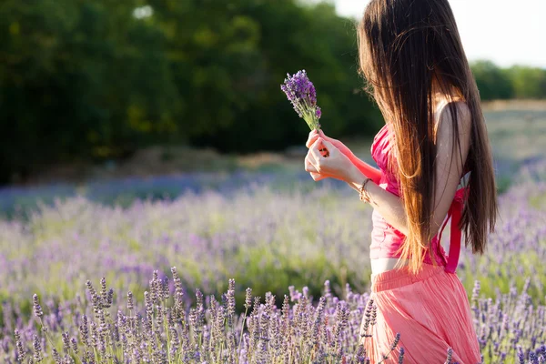 Mädchen auf Lavendelfeld — Stockfoto