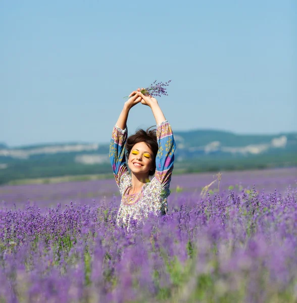 Fille sur le champ de lavande — Photo