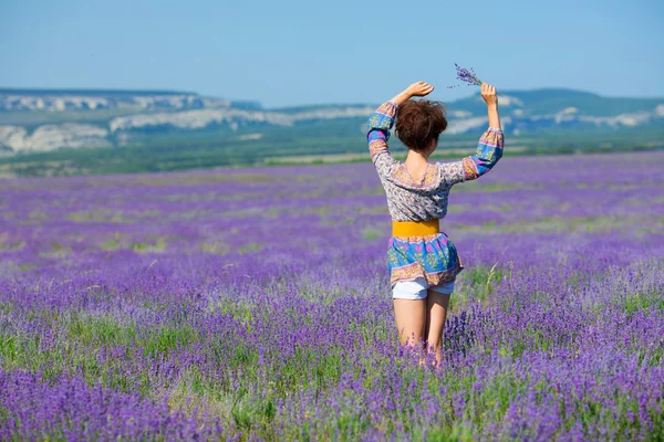 Ragazza sul campo di lavanda — Foto Stock